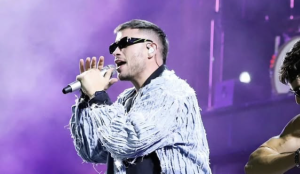 Músico profesional usando auriculares para músicos personalizados en el escenario