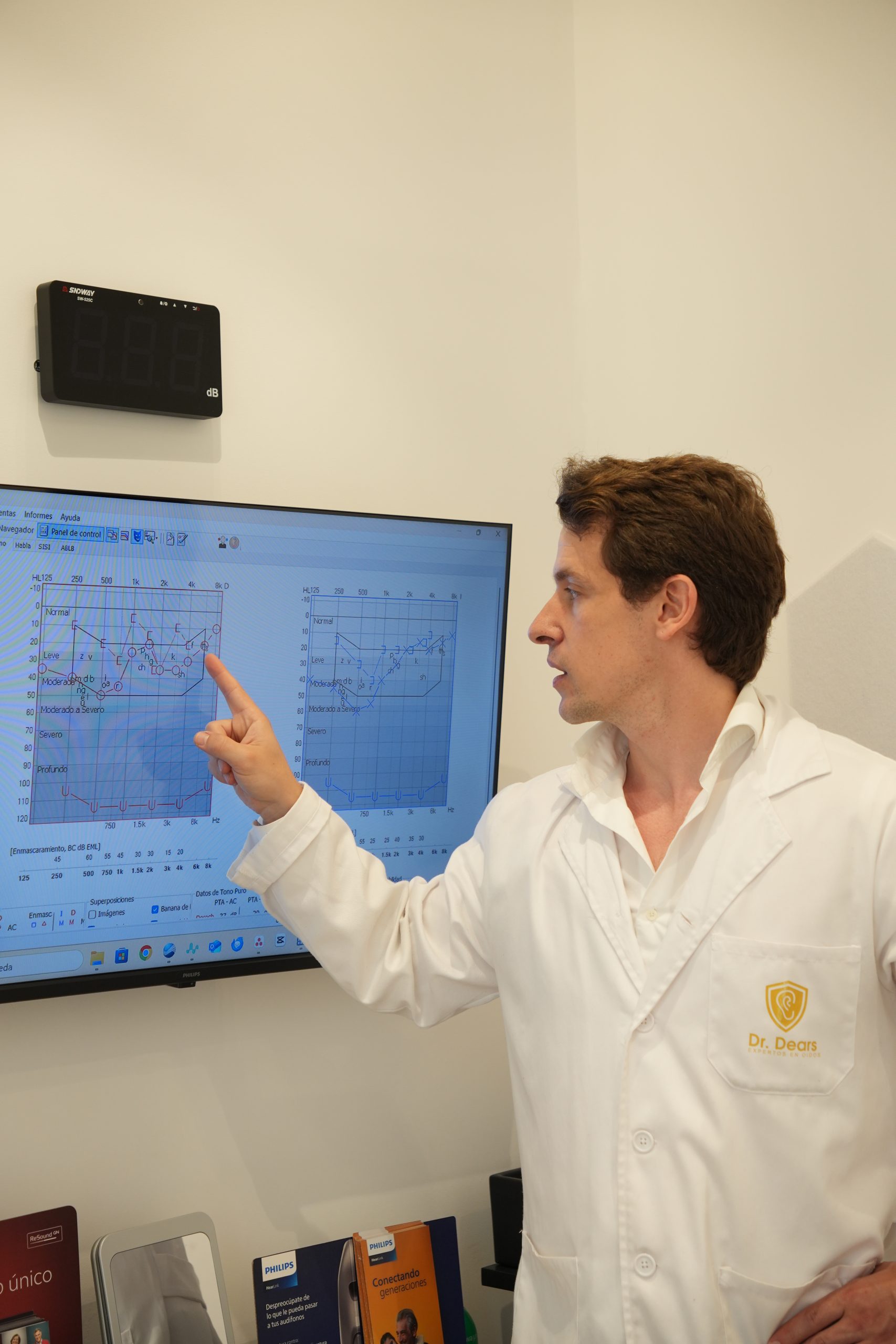Alejandro Camuñas explicando resultados de audiometría en pantalla en el centro auditivo Dr. Dears