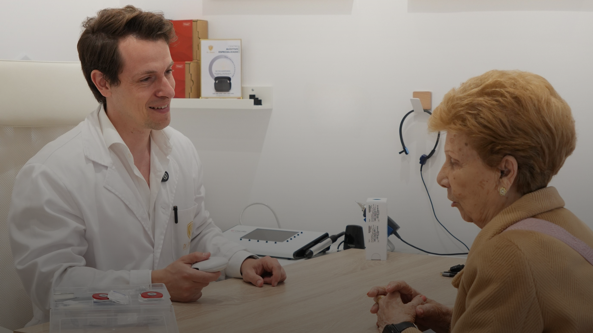 Alejandro Camuñas realizando una audiometría a una paciente en el centro auditivo Dr. Dears de Tetuán, Madrid