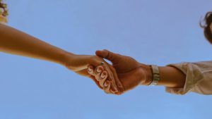 Manos entrelazadas que simbolizan confianza y seguridad — garantía de audífonos