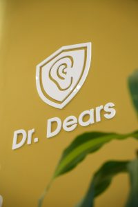Logotipo de Dr.Dears en la pared de tu centro auditivo en Madrid