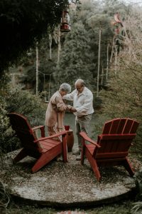 pérdida auditiva tratamiento en una pareja mayor en el jardín