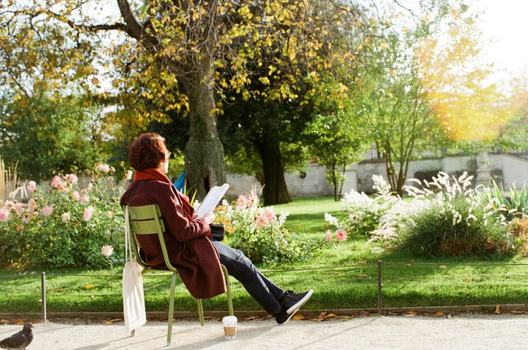 Persona disfrutando de un momento de calma al aire libre como parte del bienestar frente al tinnitus y acúfenos