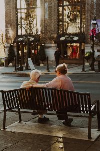 Todos los audífonos son iguales es una duda común al observar a personas mayores conversando con naturalidad
