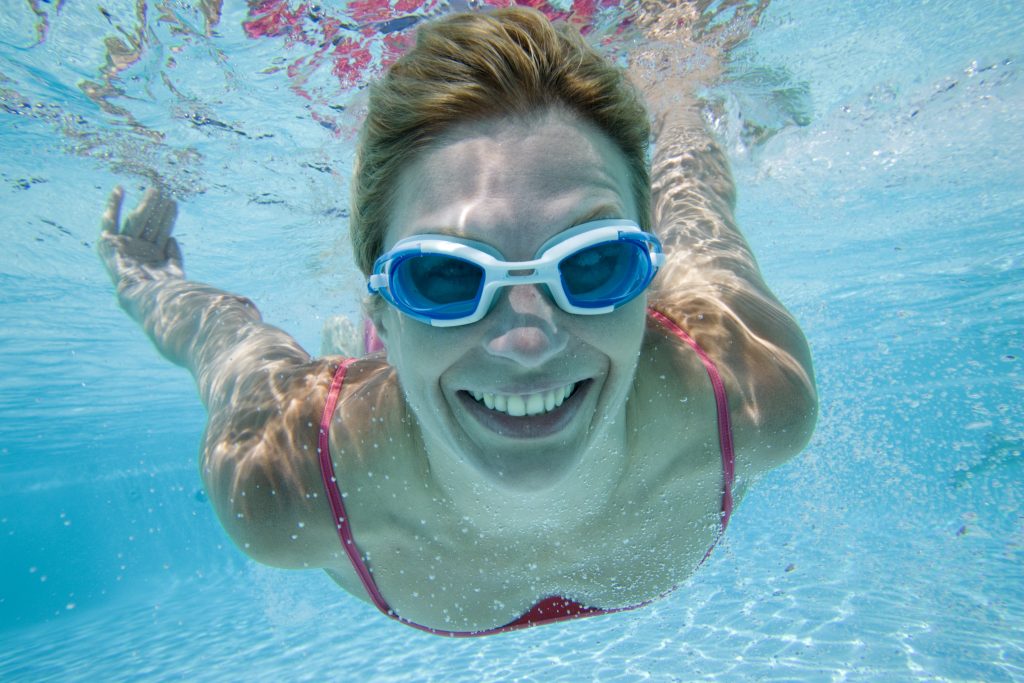 Mujer disfrutando del baño con tapones para el agua: prevención de infecciones y cuidado del oído en el centro Dr Dears Madrid.
