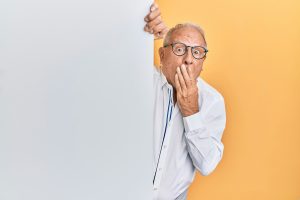 ¿Audífonos o amplificadores? es la duda médica que analiza el especialista basándose en la normativa de Sanidad.