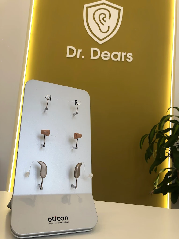 Expositor con distintos tipos de audífonos en el centro auditivo Dr. Dears de Madrid