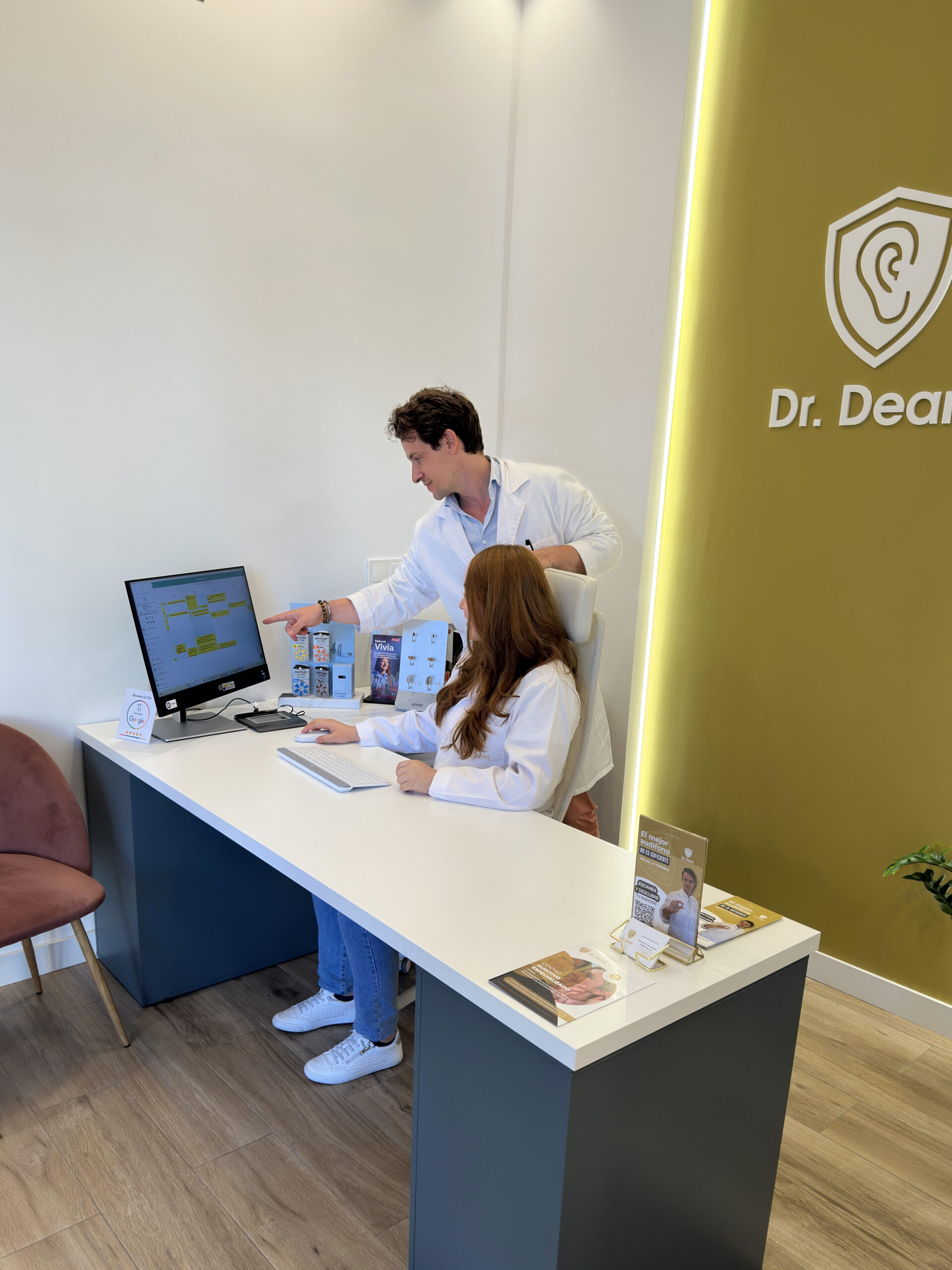 Alejandro Camuñas y una compañera del equipo Dr. Dears atendiendo en el centro auditivo de Madrid