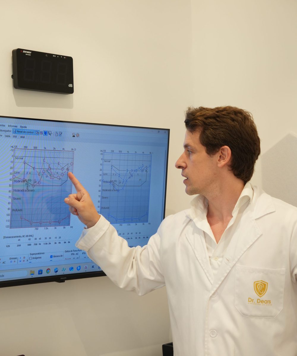 Especialista de Dr. Dears explicando un audiograma como parte del Método DEARS personalizado