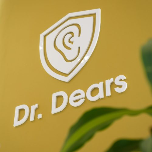 Logotipo de Dr.Dears en la pared de tu centro auditivo en Madrid