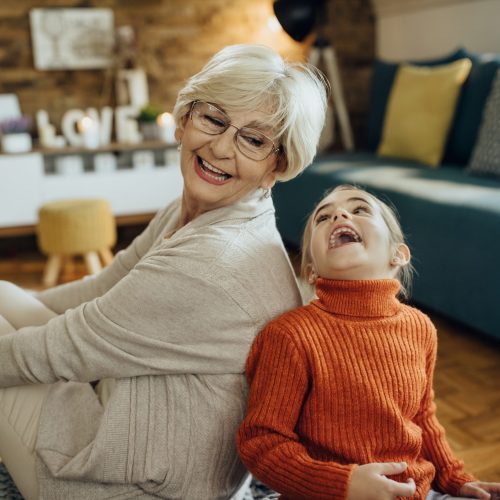 Tipos de protección auditiva para que una abuela pueda escuchar siempre a su nieto con total claridad.