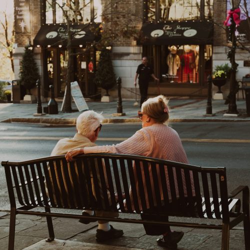 Todos los audífonos son iguales es una duda común al observar a personas mayores conversando con naturalidad