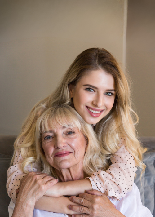 Audífono ideal para un ser querido: abuela y nieta abrazándose con cariño