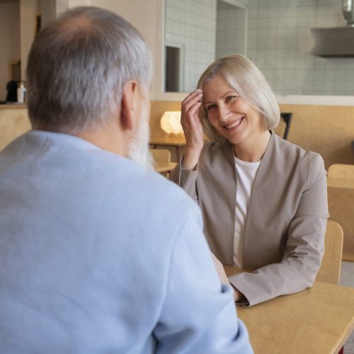 programación de audífonos en persona mayor escuchando con atención