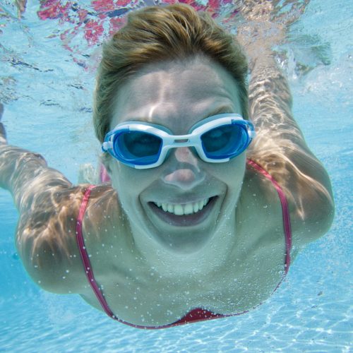 Mujer disfrutando del baño con tapones para el agua: prevención de infecciones y cuidado del oído en el centro Dr Dears Madrid.
